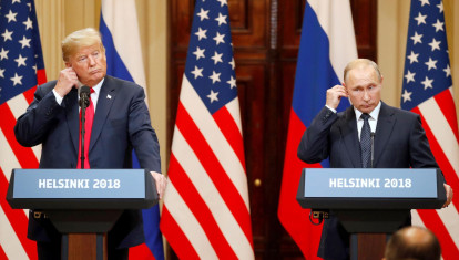 El presidente estadounidense, Donald J. Trump (i), y su homólogo ruso, Vladimir Putin