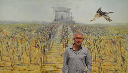 Luis Moro posa con una de sus obras en el MUSAC