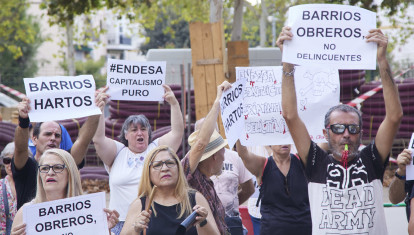 Varios vecinos protestan contra los cortes de luz frente a la sede de Endesa en Sevilla en el verano de 2022