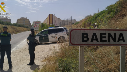 Agentes de la Guardia Civil de patrulla en Baena