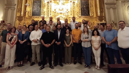 Bernardo N. Fresnillo junto al consiliario de la Agrupación y representantes de las cofradías tras el cabildo de elecciones