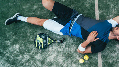 Un joven cansado después de jugar al tenis