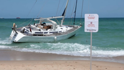 Un velero encallado en la playa de El Saler, en València