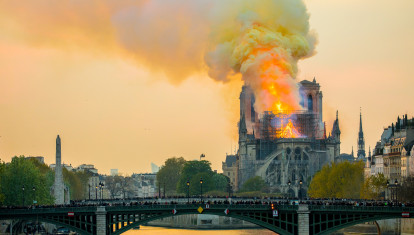 El incendio de la Catedral de Notre Dame de París el 15 de abril de 2019 fue uno de los mayores desastres culturales del siglo XXI junto con la destrucción de Palmira, Nimrud y otros sitios arqueológicos en Irak y Siria a manos del Estado Islámico. Pero la destrucción de Notre Dame tuvo un significado particularmente profundo, por ser la catedral parisina uno de los signos más reconocibles de la civilización occidental cristiana. Por fortuna, la destrucción fue limitada y se ha podido reconstruir de una manera fiel. Sin embargo, la imagen del colapso de las techumbres (con las vigas originales de los siglos XII y XIII), bóvedas, crucero y la aguja fue un enorme golpe cultural e identitario para Francia y Europa.