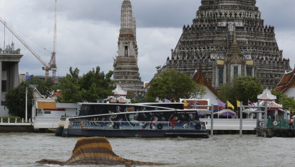 Un gigantesco Spinosaurus flotando en el río Chao Phraya de Bangkok
