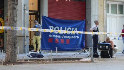 El portal de Consell de Cent donde tuvo lugar el tiroteo, este martes, acordonado por los Mossos
