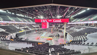 Imagen del interior del Roig Arena con las pantallas encendidas