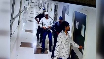 Fotograma de los asesinos antes de entrar en la habitación