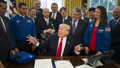 El presidente estadounidense Donald J. Trump (c), tras firmar el Acta de Autorización de Transición de la NASA en el despacho Oval de la Casa Blanca en Washington DC, Estados Unidos, el 21 de marzo de 2017