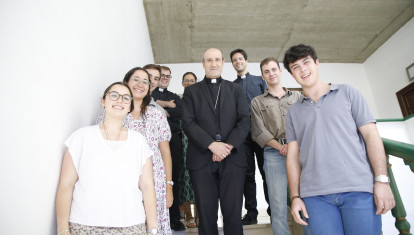El obispo de Córdoba, Jesús Fernández, con un grupo de jovenes