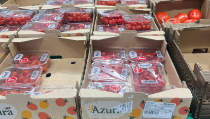 Paquetes de tomates cherry puestos a la venta en un hipermercado Carrefour