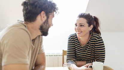 Dos personas manteniendo una conversación