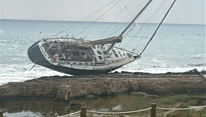 Imagen del velero de 15 metros encallado en Jávea, Alicante