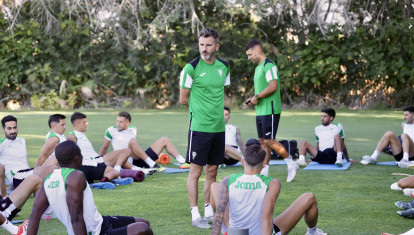Iván Ania habla con su plantilla