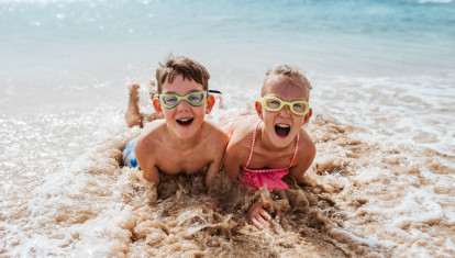 Unos niños juegan en la playa