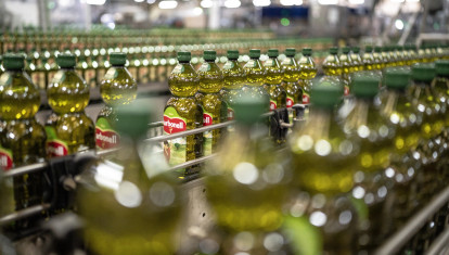 Envasado de aceite de Carbonell, marca de Deoleo