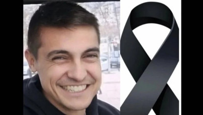 El agricultor David Lafoz junto a un crespón negro en señal de luto