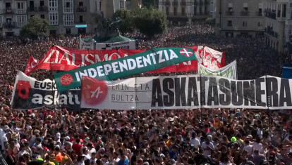 Pancartas pro palestinas en la Plaza de la Virgen Blanca, en Vitoria