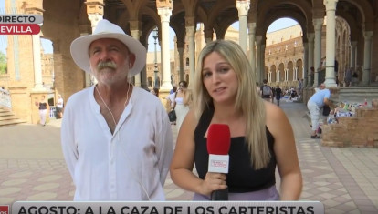 Este hombre y su silbato, a la caza de los carteristas en la Plaza de España de Sevilla