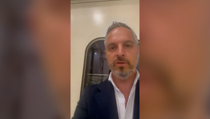 El vicesecretario de Economía del PP Juan bravo dentro del AVE parado