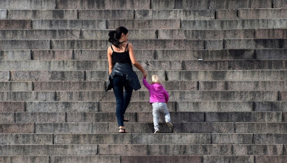 Una madre y su hijo, en una imagen de archivo