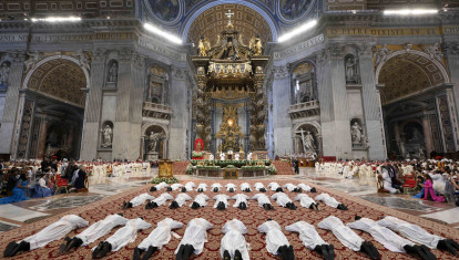 El Papa León XIV dirige una misa para la ordenación de 32 nuevos sacerdotes en la Basílica de San Pedro del Vaticano el 27 de junio de 2025.