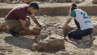 Dos jóvenes trabajan en las excavaciones en el yacimiento tartesio de Tejada la Vieja, en Escacena (Huelva), donde han aparecido cerámicas además de la hebilla de un cinturón. En espera de los últimos estudios que lo confirmen, ha sido localizado el santuario fundacional de esta ciudad de casi tres milenios de antigüedad, que se extendió por once hectáreas y contó con unos 3.000 habitantes. Las excavaciones efectuadas este mes de julio en el yacimiento arqueológico tartésico de Tejada la Vieja, en Escacena (Huelva), han localizado lo que los arqueólogos interpretan como el santuario fundacional de esta ciudad de casi tres milenios de antigüedad, once hectáreas de extensión y que tuvo un recinto amurallado de 1.650 metros.-EFE/ José Manuel Vidal