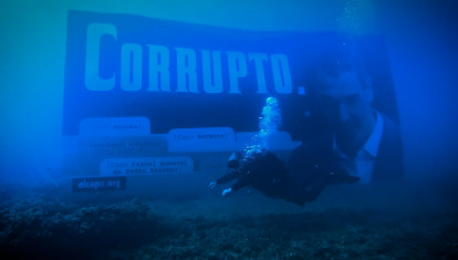 Hazte Oír exhibe el lema «Sánchez corruto» por tierra, mar y aire... y hasta en el fondo del océano