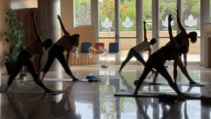 Un momento de la primera sesión de yoga para trabajadores del Hospital San Juan de Dios de Córdoba
