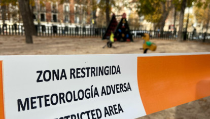 Imagen de archivo de una zona restringida en el parque de El Retiro por metereología adversa