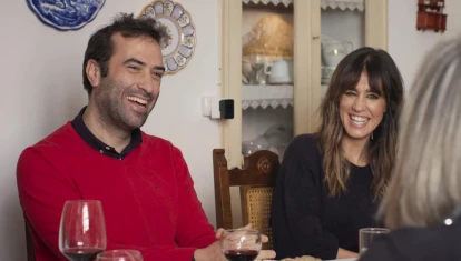 Carlos Cuerpo e Isabel Jiménez, presentadora del programa Mis raíces