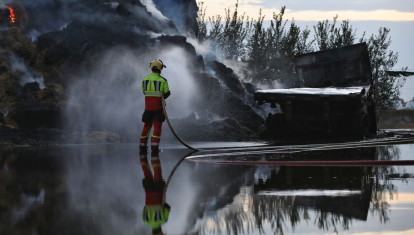 Labores de extinción de incendio (Foto de archivo)