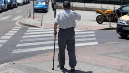 24/07/2023 Un hombre mayor pasea apoyándose en un bastón, a 24 de julio de 2023, en Madrid (España). La población mayor de 64 años en España está por encima del 20% del total y supera al grupo de personas menor de 20 años, lo que produce un 