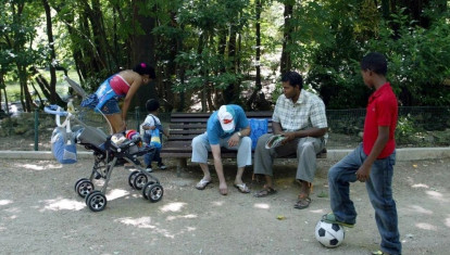 Una familia de inmigrantes, en el Campo Grande de Valladolid