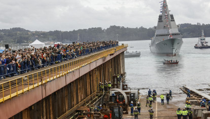FERROL (A CORUÑA), 11/09/2025.- Un momento de la celebración de la botadura de la primera fragata de la serie F-111, construida en la planta para la Armada española este jueves, en Ferrol (A Coruña). La fragata F-111 Bonifaz, la primera unidad de la serie F-110, es la más moderna de la Armada española, la debutante de las cinco que el astillero público Navantia va a construir y una apuesta firme en defensa para España. EFE/ Kiko Delgado