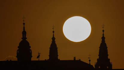 El sol se pone tras la catedral de Santiago, en el equinoccio de otroño, con el que España despide el verano oficial en el momento exacto en el que el sol se sitúa sobre el ecuador, a las 20:19 horas, según el Observatorio Astronómico Nacional, hoy lunes en Santiago de Compostela. EFE/ Lavandeira jr
