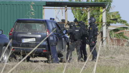 Agentes de Policía desplegados frente a la nave de Isla Mayor donde se atrincheraban los narcos