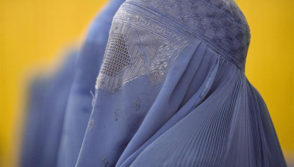 Una mujer vestida con un burka