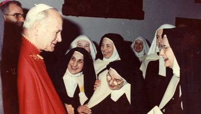 San Juan Pablo II, en 1982, durante su encuentro con las carmelitas de Ávila