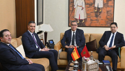El ministro de Asuntos Exteriores español, José Manuel Albares, el presidente del Gobierno español, Pedro Sánchez, el primer ministro marroquí, Aziz Akhannouch, y el ministro de Asuntos Exteriores marroquí, Nasser Bourita, asisten a una reunión en Rabat, Marruecos