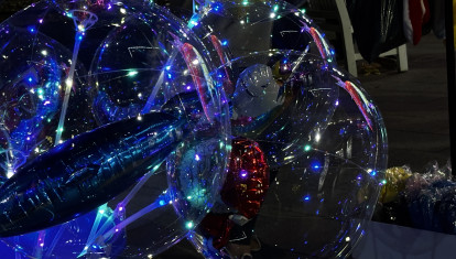 Unos globos en el centro de Vigo, la delicia de los más pequeños