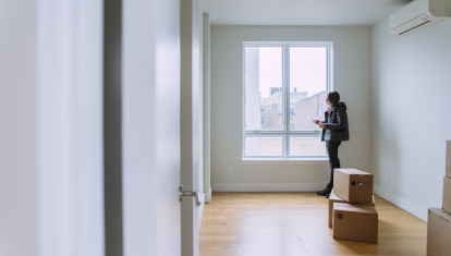 Mujer joven en el interior de una vivienda