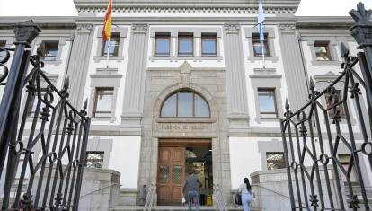 (Foto de ARCHIVO)
Fachada de la Audiencia Provincial de A Coruña durante el comienzo del juicio por el asesinato a una panadera en el barrio coruñes del Birloque, a 14 de octubre de 2024, en A Coruña, Galicia (España). La fiscalía pide 25 años de cárcel al acusado del asesinato, pareja de la asesinada con la que convivía y a la que presuntamente asesinó cuando esta pretendía dar por terminada la relación.

M. Dylan / Europa Press
14 OCTUBRE 2024;JUICIO;ASESINATO;PANADERÍA;O BIRLOQUE;A CORUÑA;GALICIA
14/10/2024