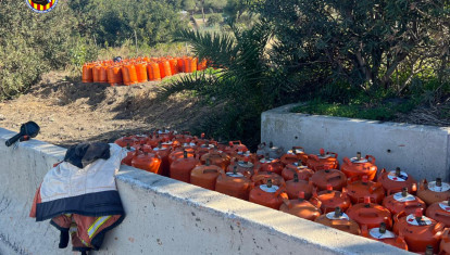 Parte de las bombonas caídas en el accidente en la A-7 a la altura de Godella (Valencia)