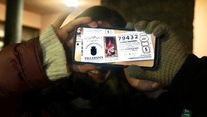 Reunión entre la Comisión de Fiestas de Villamanín y los vecinos premiados con el gordo de la Lotería de Navidad