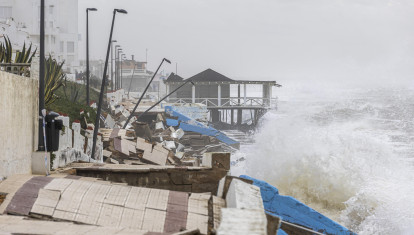 El temporal destroza parte del paseo marítimo de Matalascañas y amenaza a varias viviendas
