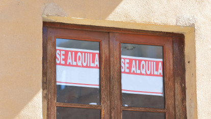 Anuncio de alquiler en una casa rústica