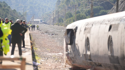 Uno de los vagones del tren de Iryo que descarriló, a 20 de enero de 2026, en Adamuz, Córdoba, Andalucía (España). El descarrilamiento de un tren de alta velocidad y la posterior colisión con otro convoy, ocurrido en la tarde de este domingo en Adamuz (Córdoba), ha dejado un amplio operativo de emergencias en marcha, la suspensión de varias conexiones ferroviarias y una investigación abierta para esclarecer sus causas. El número de fallecidos en el descarrilamiento de trenes alcanza este martes, al menos 41 personas, siendo un total de 122 las personas atendidas por el siniestro, con 117 adultos y cinco niños. En este momento, hay 39 personas ingresadas --37 adultos y cuatro niños.

Joaquin Corchero / Europa Press
20 ENERO 2026;UME;GUARDIA CIVIL
20/1/2026
