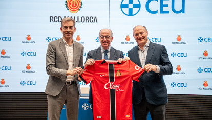 De derecha a izquierda, Andy Kohlberg, presidente del RCD Mallorca, Javier Tello, director general de la Fundación Universitaria San Pablo CEU, y Alfonso Díaz, CEO de Negocio del RCD Mallorca