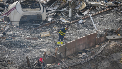 Un trabajados inspecciona la zona.